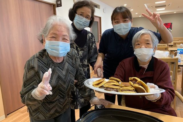 イメージ：イベントが大好きなご入居者たちと