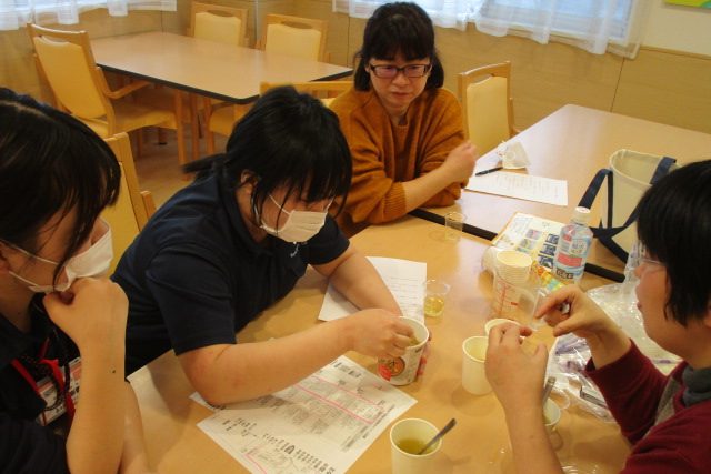 イメージ：先輩講師による「トロミ剤を使った嚥下研修」