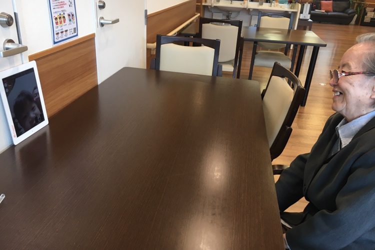 イメージ：「元気そうで安心したよ」✿オンライン面会✿