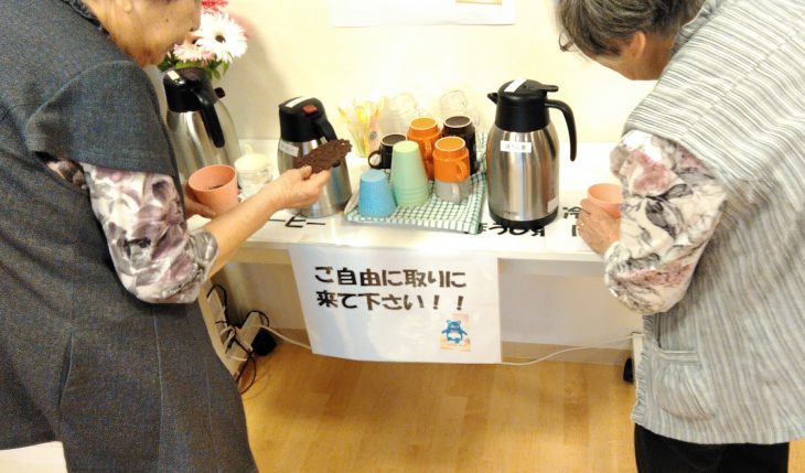 イメージ：Please help yourself to some water