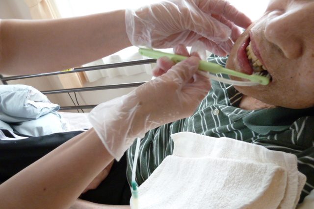 イメージ：口腔ケアのお手伝い