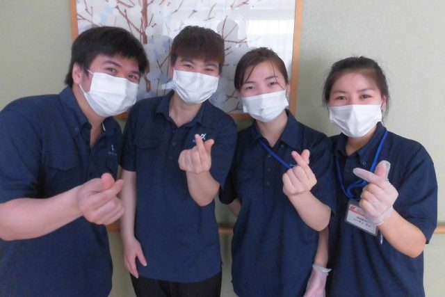 イメージ：明るい留学生たちと一緒に