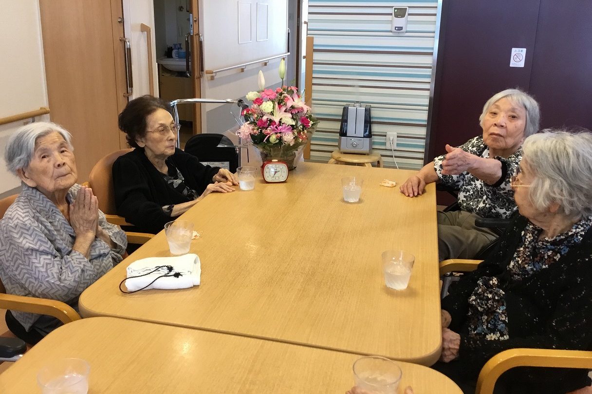 イメージ：女子会の風景