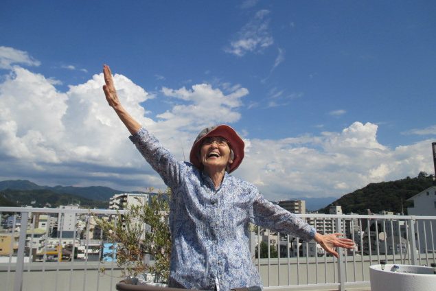 イメージ：青空に向かって