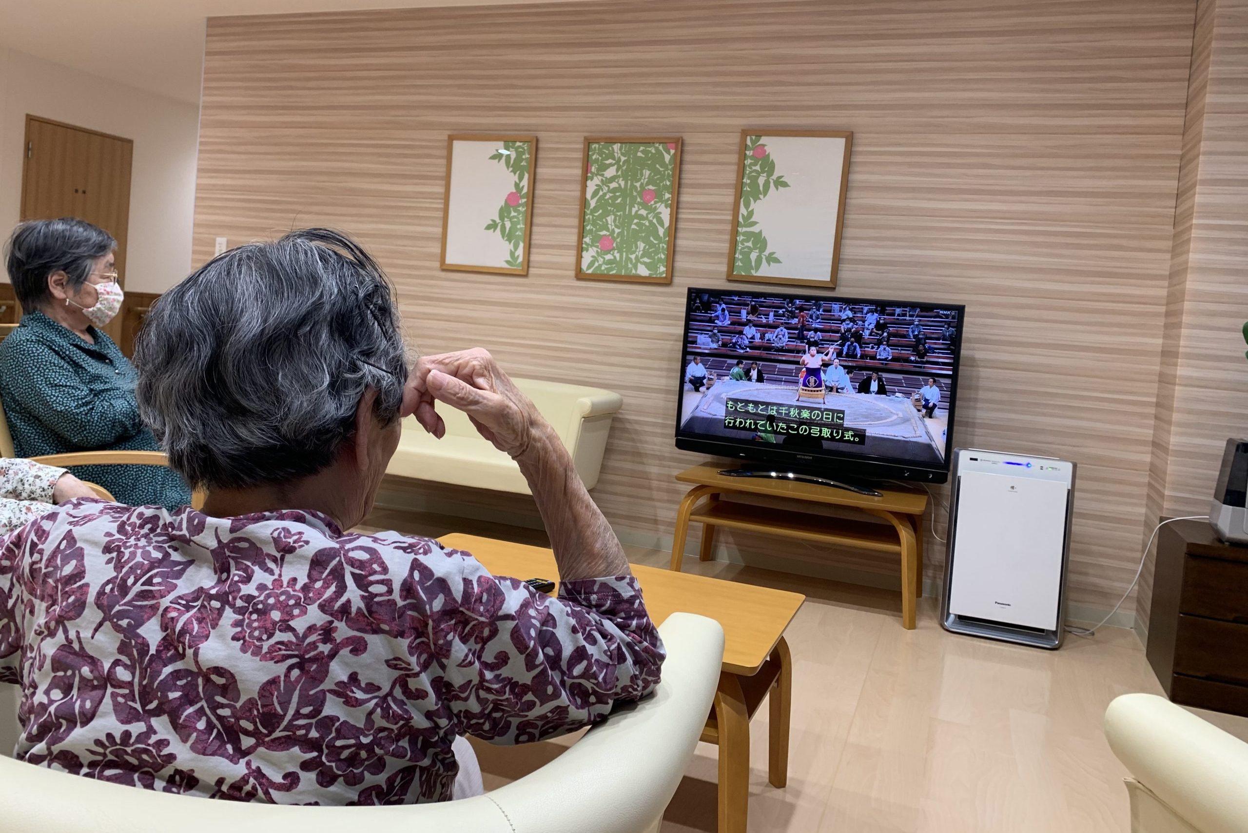 イメージ：談話スペースでの盛り上がり