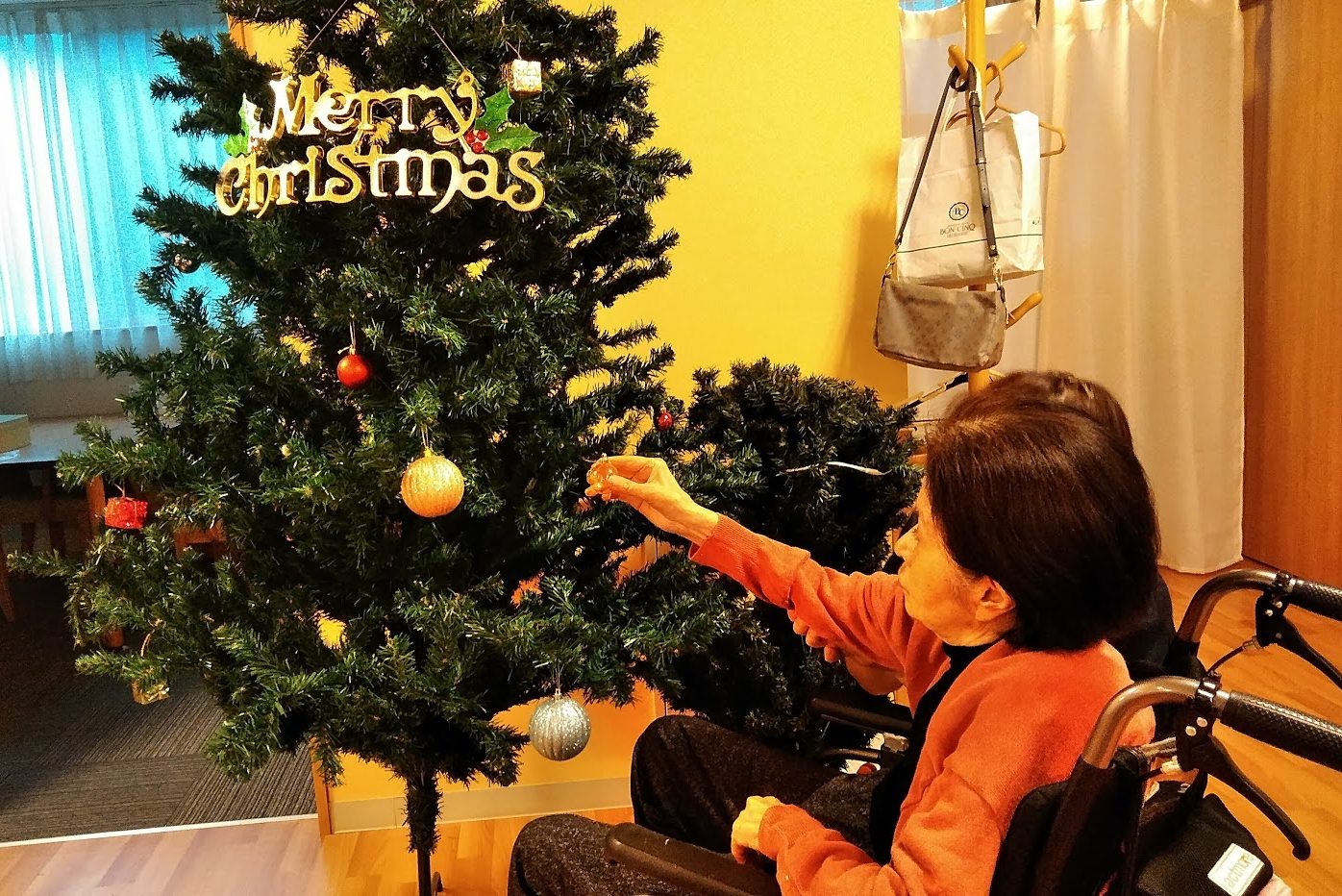 イメージ：クリスマスツリーの飾りつけ