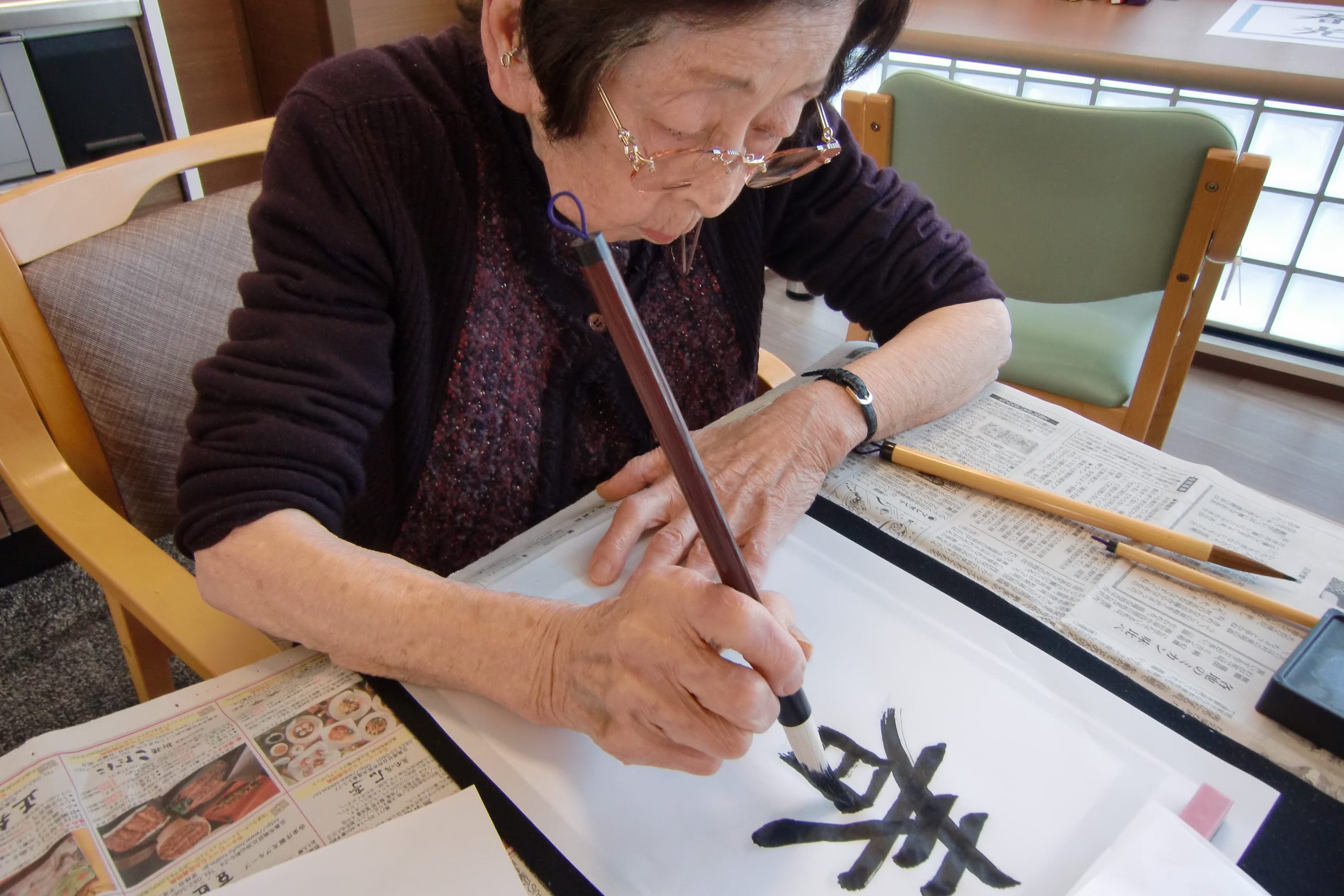 イメージ：レストランを囲む書道作品