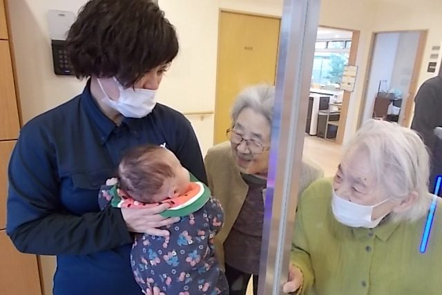 イメージ：育児奮闘中　かわいいお客さまと来館