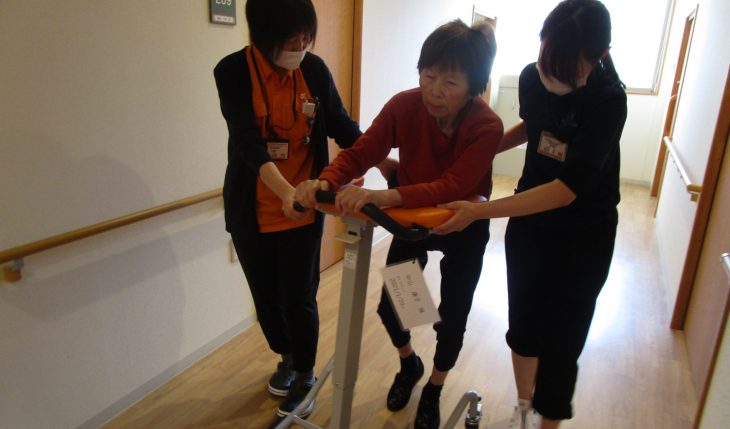 イメージ：歩行リハの成果、目標は「もう一度歩行器を使って歩けるようになること」
