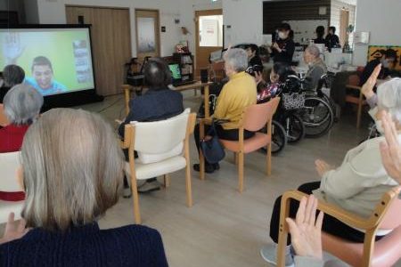 イメージ：全国各地とつながったデイサービス