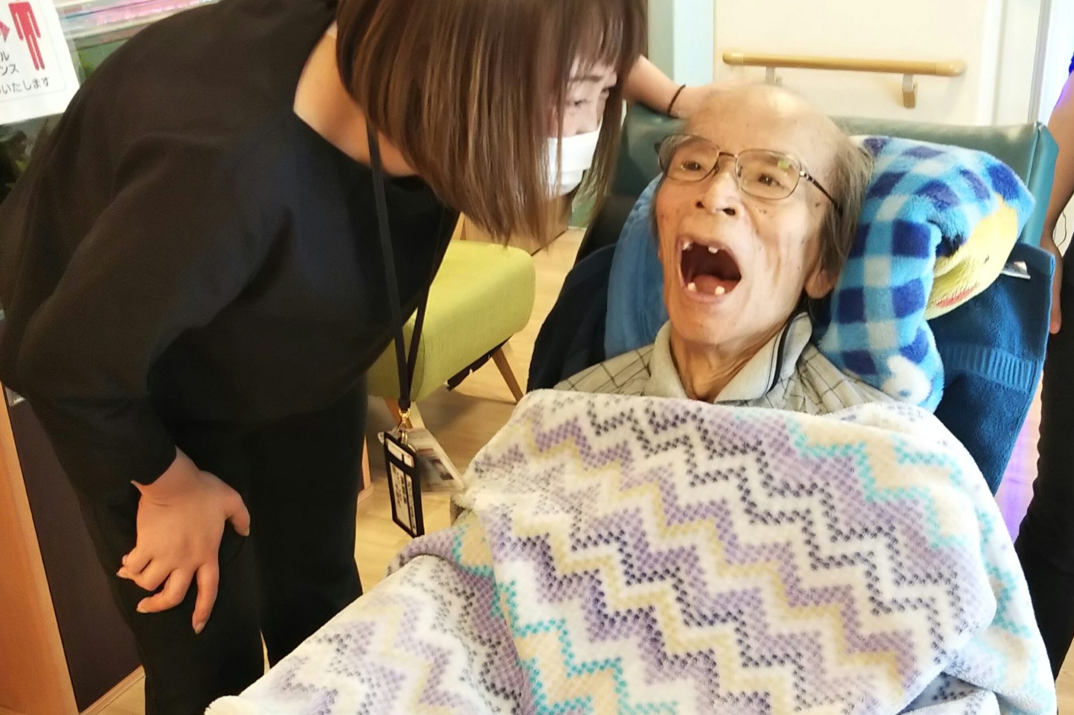 イメージ：退院をスタッフ皆でお出迎え