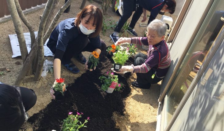 イメージ：食堂から見える花畑