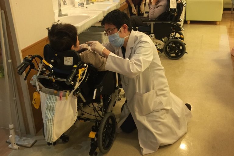 イメージ：歯科往診で口腔内のメンテナンス