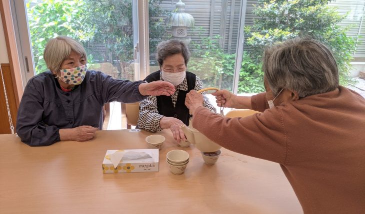 イメージ：一緒に過ごすご入居者の姿を見て、仲間の大切さを再認識