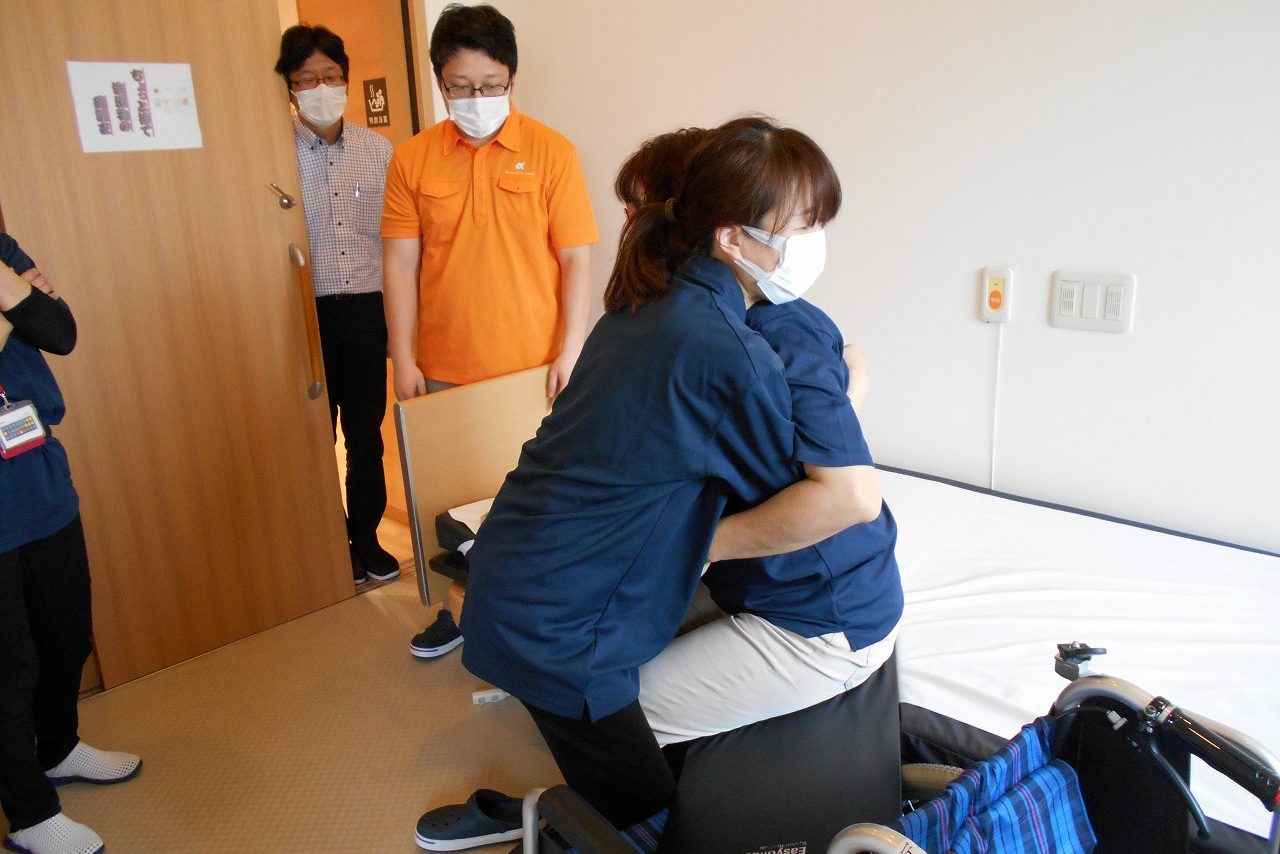 イメージ：チーム全体で全力サポート　実技研修で新入社員の不安を解消