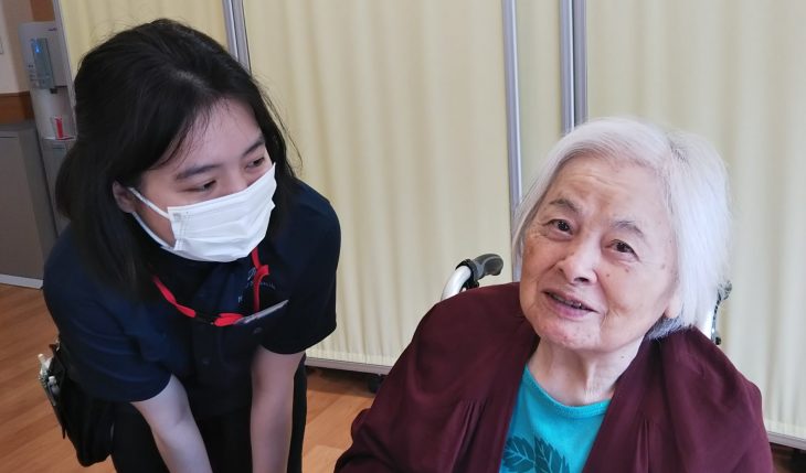 イメージ：入社2ヶ月　先輩スタッフとすくすく成長中