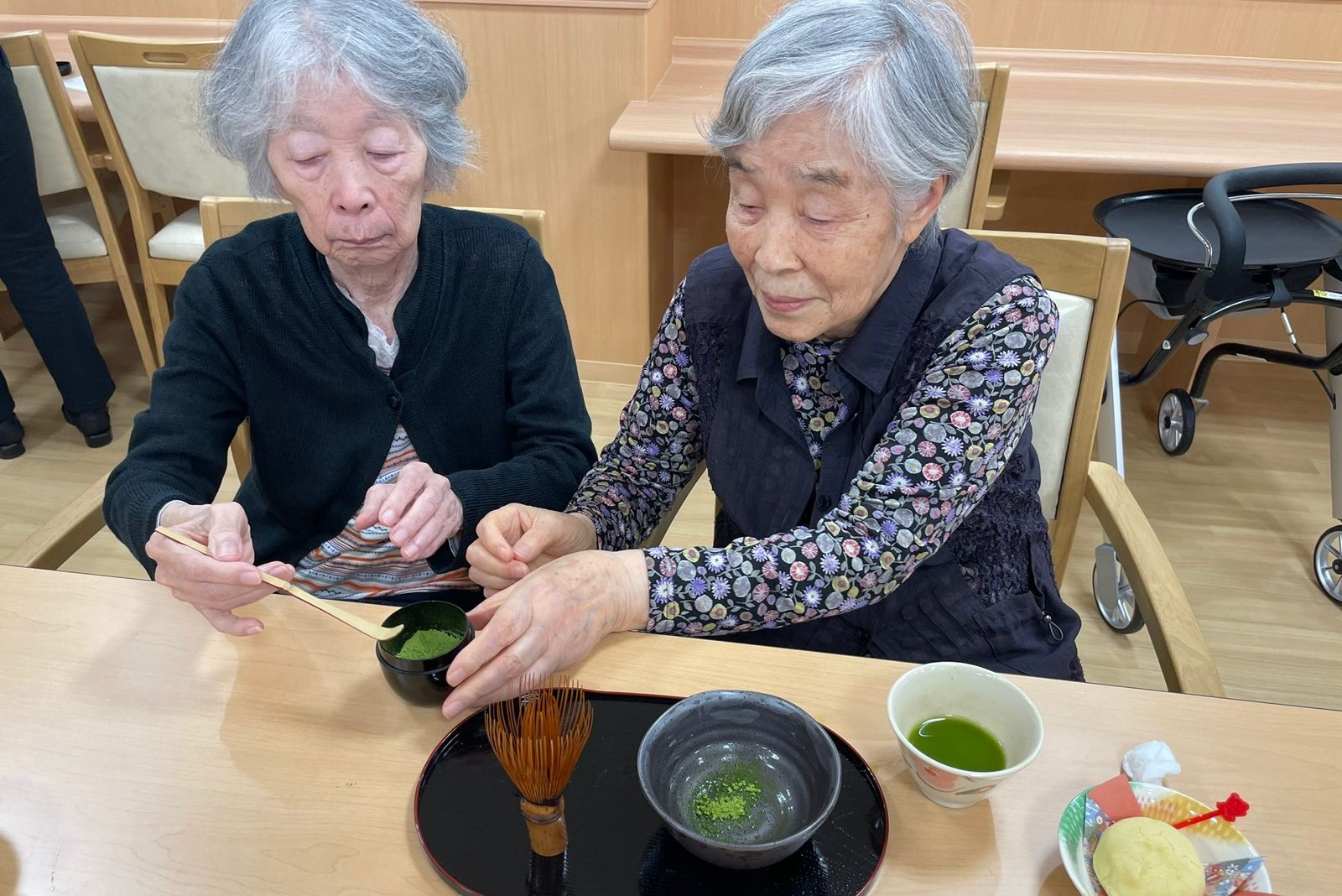 イメージ：茶道をされていた方もいなかった方も　皆で楽しむお茶会