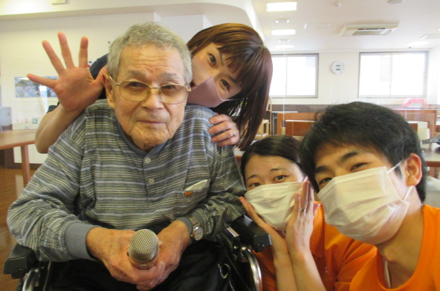 イメージ：久しぶりのカラオケ大会