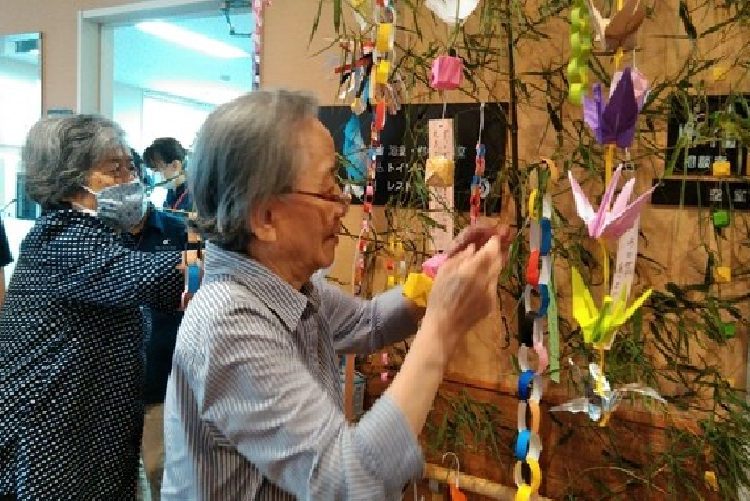 イメージ：短冊に願いを込めて　皆で七夕飾り