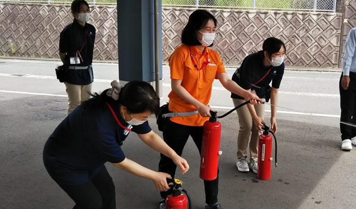 イメージ：新人スタッフにとって初めての消防訓練