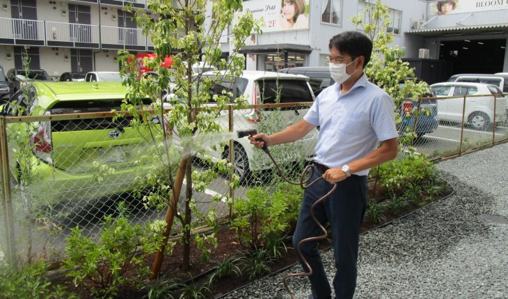 イメージ：ご入居者の熱い視線を感じながら植栽管理