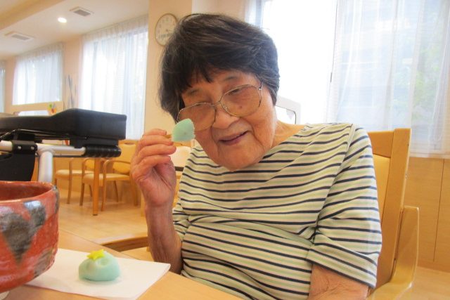 イメージ：皆でもてなし合うお茶会