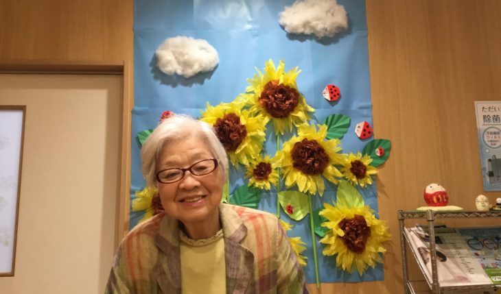 イメージ：フロアを囲む満開のひまわり