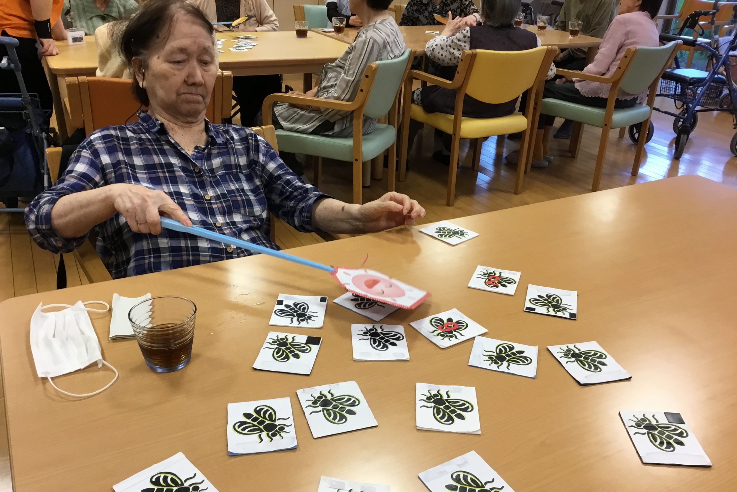 イメージ：これもリハビリ　苦戦しながらハエを撃退