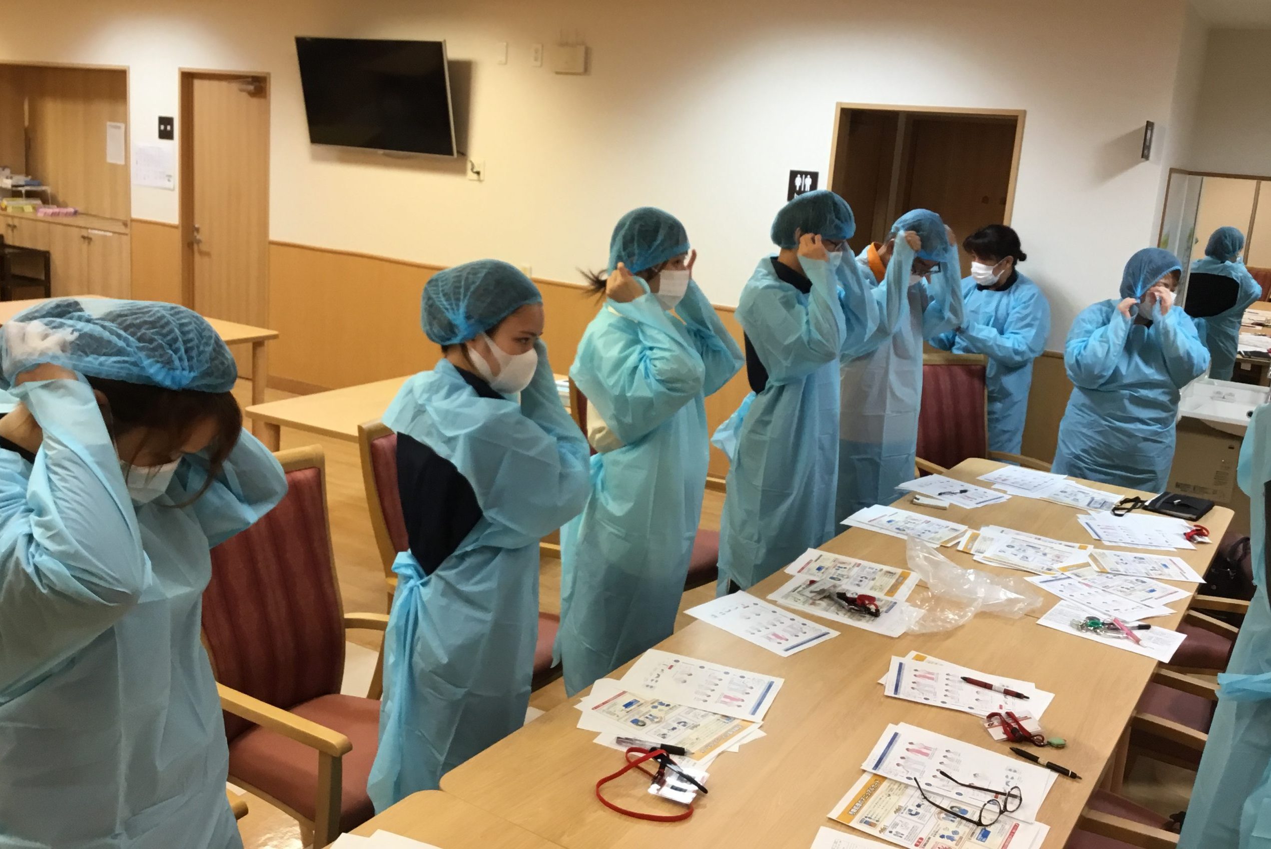 イメージ：全体会議で防護服の着脱を再確認