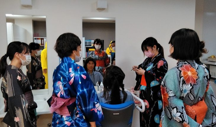 イメージ：ワクチン接種を終え、久しぶりの夏祭り