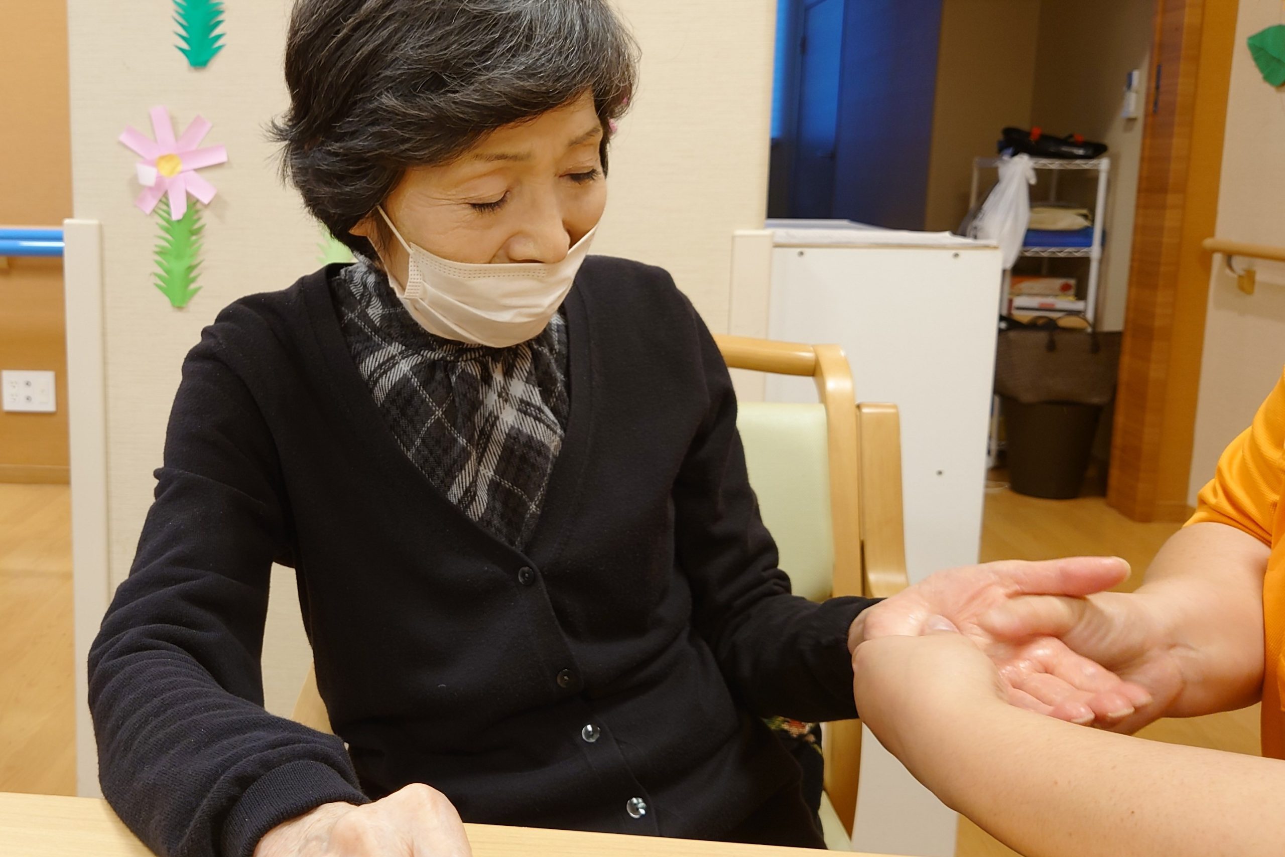 イメージ：人の手のあたたかさ