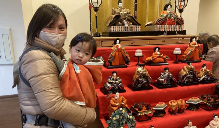 イメージ：雛壇を囲んで