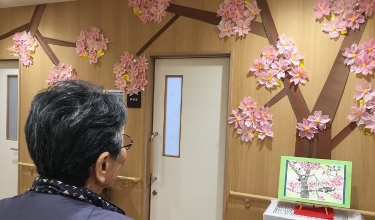 イメージ：ホーム内でもお花見気分