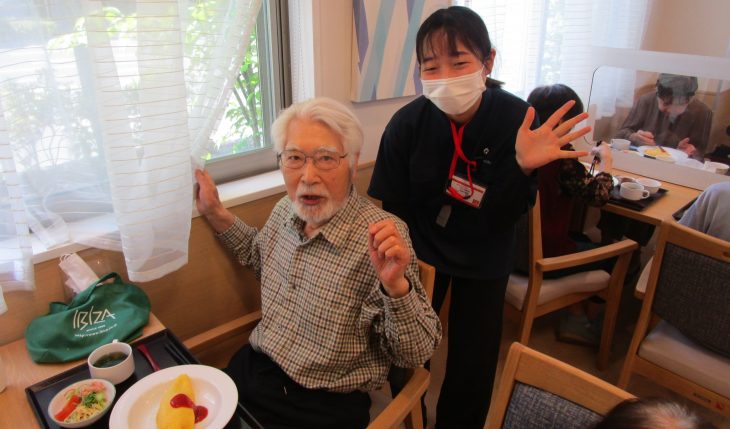 イメージ：4人の新入社員と共に