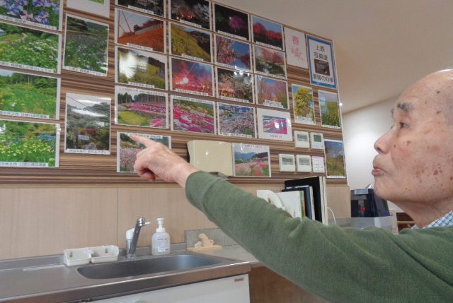 イメージ：沢山の写真に囲まれ、思い出話