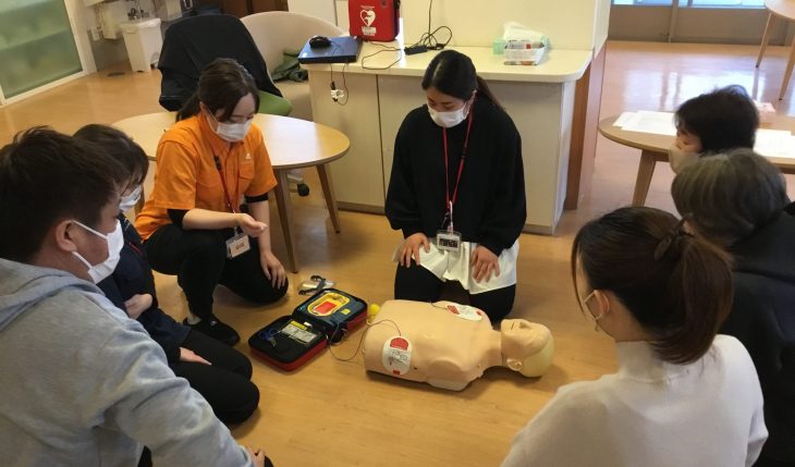 イメージ：演習を通して学ぶ心肺蘇生の方法