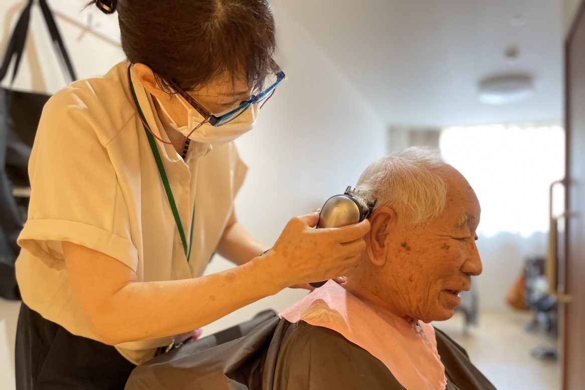 イメージ：訪問理美容で気分上々