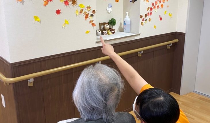 イメージ：白い壁が折り紙で華やかに