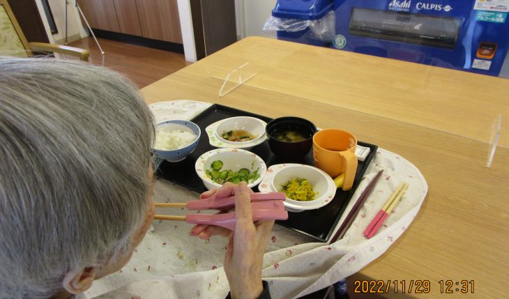イメージ：自分で食べる