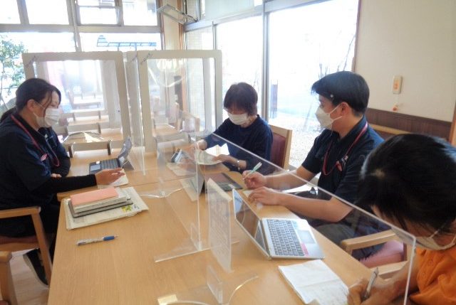 イメージ：学ぶ姿勢を大切に、ご入居者をチームで支える
