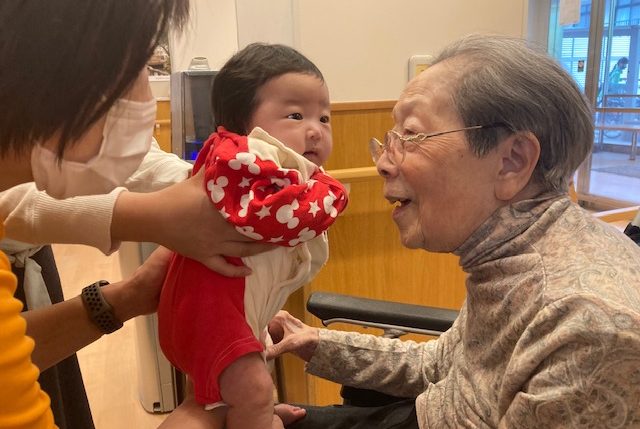 イメージ：育児休暇中のスタッフが赤ちゃんと一緒に職場へ！