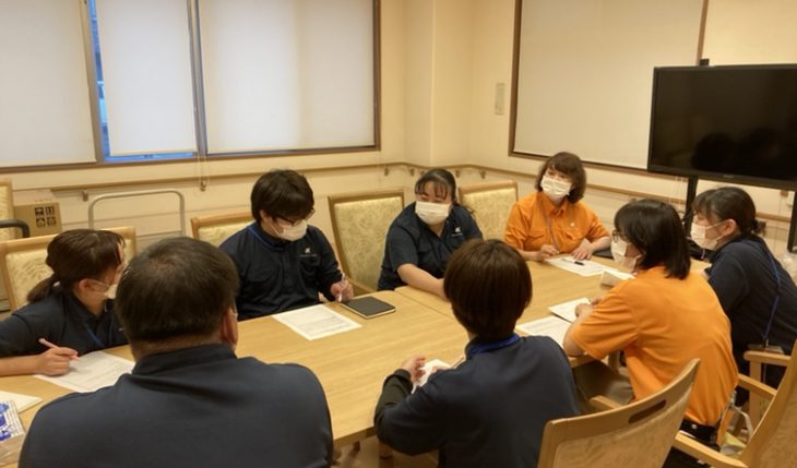 イメージ：新たな仲間を迎えてチーム力アップ！～介護ミーティング～