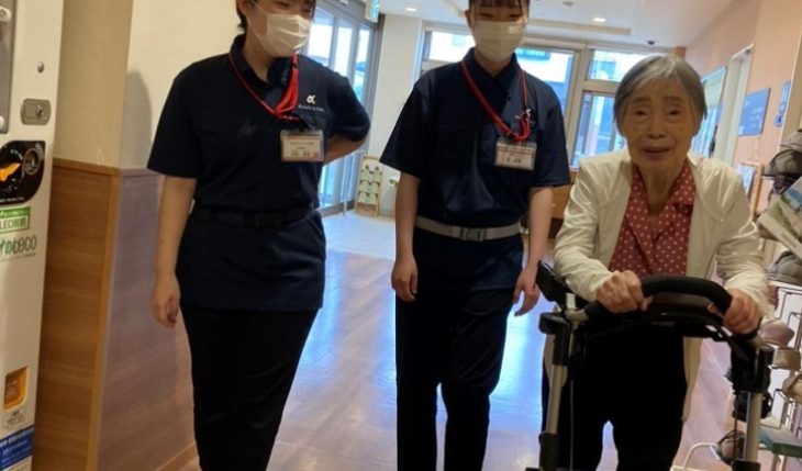 イメージ：介護の仕事とは… ー後輩の成長を見守りながらー