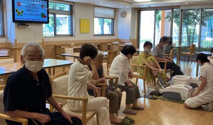 イメージ：地域の方々も招いて「骨密度測定会」を開催