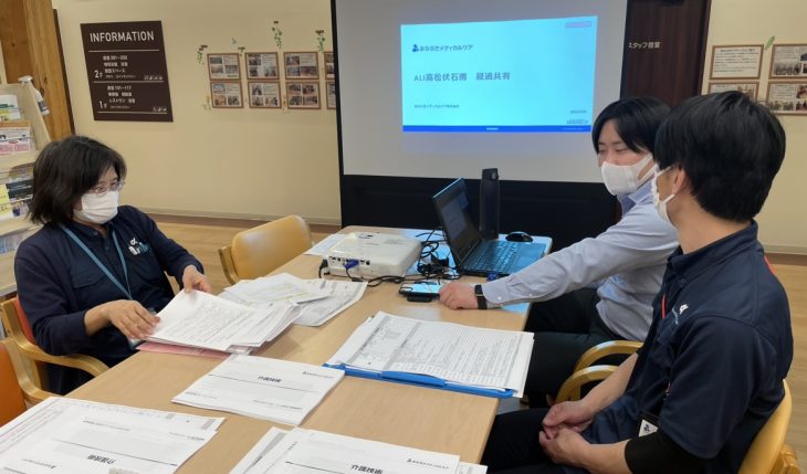 イメージ：毎月スタッフが集まる全体会について