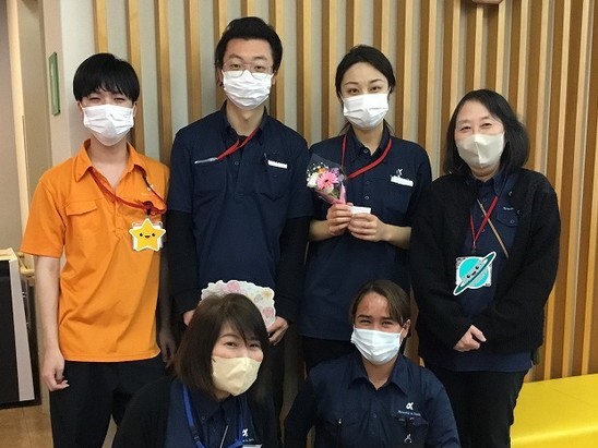 イメージ：一緒に働いていた仲間、留学生の旅立ち