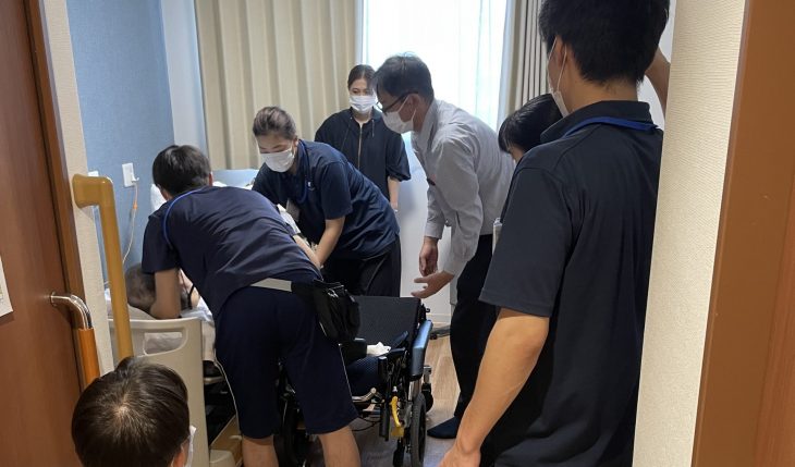 イメージ：フレックスボードを利用した移乗の研修