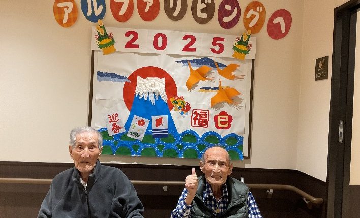 イメージ：大好評！１月の壁画～ご入居者と一緒に作る～