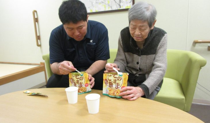 イメージ：賞味期限が近づいた非常食をご入居者と実食！