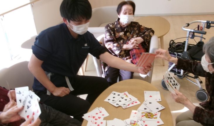 イメージ：男性の介護スタッフが仲間入り